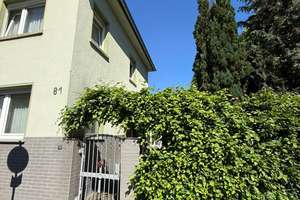 VON PRIVAT Freistehendes Zweifamilienhaus 