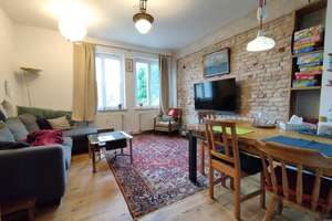 Vacant 3-room apartment with a bathroom featuring natural light, in a prime location near Boxi