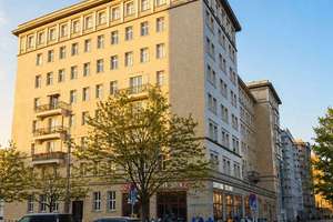 Stilvolle Altbauwohnung im berühmten Zuckerbäckerstil – Balkon mit Blick auf Architekturdenkmäler – Die vollständige Adresse der Immobilie erhältst du vom Anbieter., 10247 Friedrichshain, Berlin – Vorschaubild 1