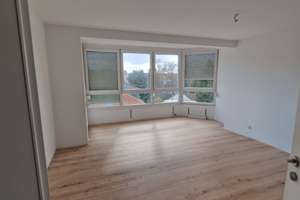 Attraktive, komplett sanierte 2 Raum Wohnung mit Balkon und Fahrstuhl nahe dem Stünzer Park