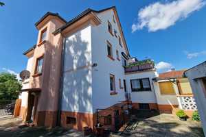 Gepflegtes 3 Familienhaus in zentraler Lage von Rüsselsheim, eine Wohnung ist frei! – Groß-Gerau (Kreis) – Vorschaubild 1