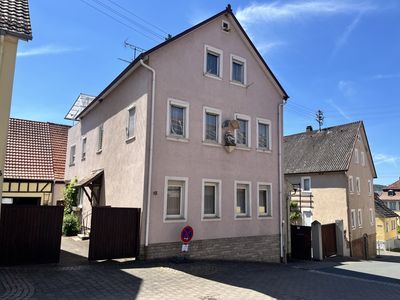 großes und gepflegtes Wohnhaus mit Nebengebäude in Distelhausen