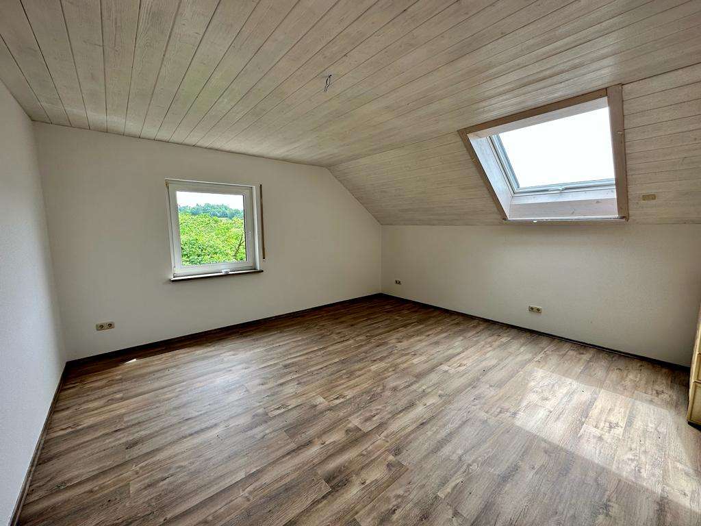 Immobilie in Ködnitz - Unverbaubarer Panoramablick!
Großzügige 4-Zimmer-Wohnung im Dachgeschoss vor den Toren Kulmbachs - Bild 3