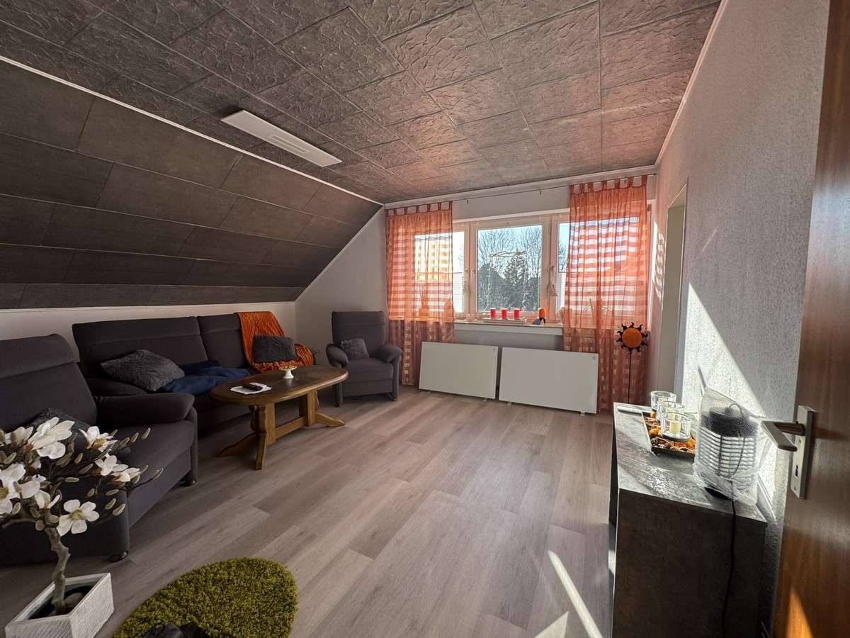 Immobilie in Dorsten - Gepflegte 2-Zimmer-Dachgeschosswohnung mit Stellplatz in ruhiger Lage von Rhade - Bild 2