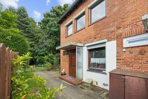 Hamburg-Rahlstedt | Sanierungsbedürftiges Reihenendhaus mit viel Potenzial und einem sonnigen Garten – Die vollständige Adresse der Immobilie erhältst du vom Anbieter., 22149 Rahlstedt, Hamburg – Vorschaubild 3