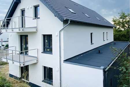 *** Energieeffizienter Neubau mit 6 Wohnungen - Terrassen und Balkone mit Aussicht ins Grüne ***