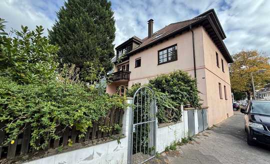 Begehrte Lage, klassischer Charme, sofort bezugsfrei – Altbauwohnung mit Balkon