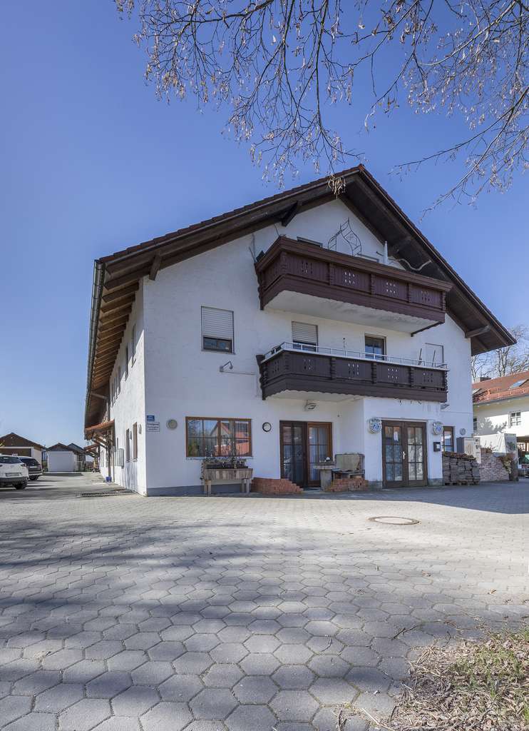 Immobilie in Aying - Grosse Erdgeschosswohnung mit Garten, Stellplätzen und der Möglichkeit einer Gewerbeeinheit! - Bild 2