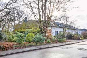 Raum für Leben und Ruhe -
Großes, freistehendes Einfamilienhaus mit Einliegerwohnung in bester Lage