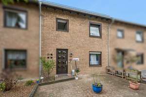 Gepflegtes Reihenmittelhaus mit Garage und Einbauküche in Krefeld-Benrad