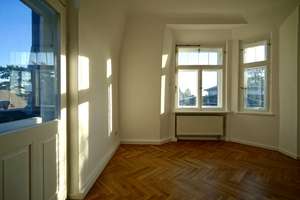 Liebevoll sanierte 2-Zimmer-Wohnung mit Balkonen in denkmalgeschützter Villa