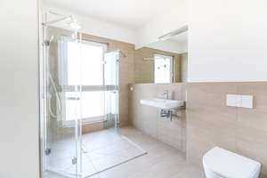 Großzügig geschnittene 4-Zi.-Wohnung mit zwei Balkonen & zwei Tageslichtbädern *ERSTBEZUG*