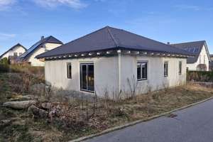 Neubau-Bungalow mit großem Potenzial in Ehrenfriedersdorf! – Die vollständige Adresse der Immobilie erhältst du vom Anbieter., 9427 Ehrenfriedersdorf – Vorschaubild 1