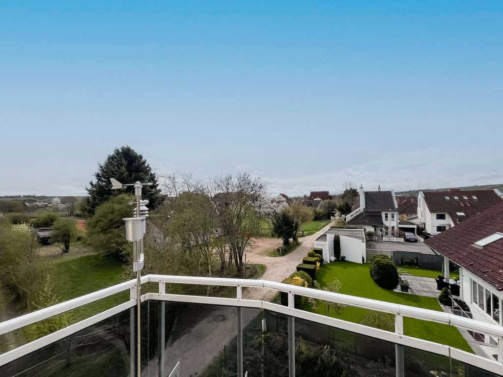 Immobilie in Bodenheim - Feldrandlage Bodenheim! Halbes Haus, ganzes Zuhause! 4 Zimmer auf 2 Etagen, 2 Balkone, StPl, EBK etc - Bild 0