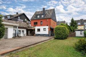 Wohnen und Arbeiten unter einem Dach: 2-3-Familienhaus mit großem Flächenangebot