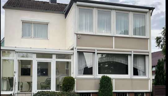 Bild von Zweifamilienhaus auf großem Eckgrundstück in Hannover Nord