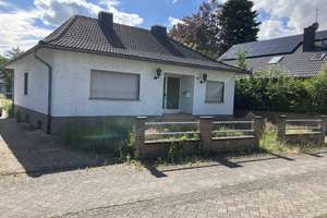 Einfamilienhaus mit Garten und Garage mit Grube
