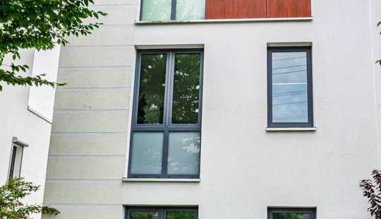 Bild von Lichtdurchflutetes Reiheneckhaus nach KfW-40-Standard mit Dachterrasse und Stellplatz