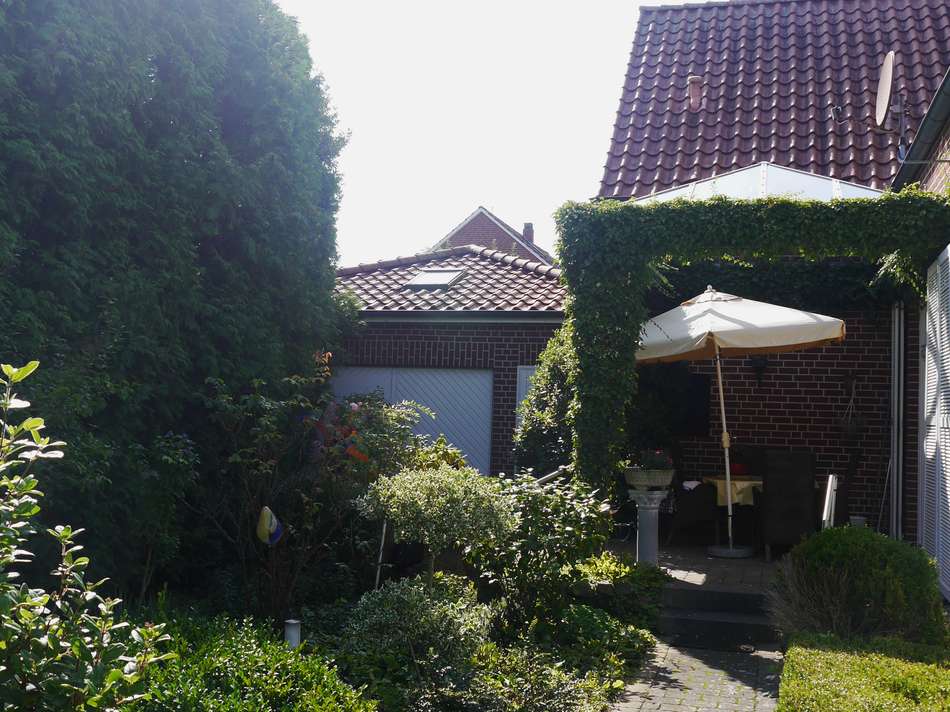 Pavillon mit Garagentor