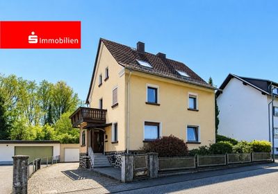 Einfamilienhaus mit Nebengebäude und Garage auf großem Grundstück in Waldbrunn-Hausen