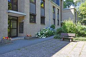 Vis-a-vis vom Reinbeker Schloss: gut geschnittene 3,5-Zimmer-Wohnung mit sonniger Süd-/Westloggia – Reinbeker Weg 4b, 21465 Wentorf bei Hamburg – Vorschaubild 3