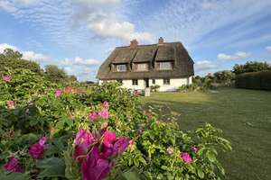 ULI VOGELER GmbH - ÄSTHETIK IN PERFEKTION - REETGEDECKTE HAUSSCHEIBE MIT TRAUMHAFTEN SÜDTERRASSEN – Klenterdeel 7 b, 25980 Sylt (Gemeinde) – Vorschaubild 2