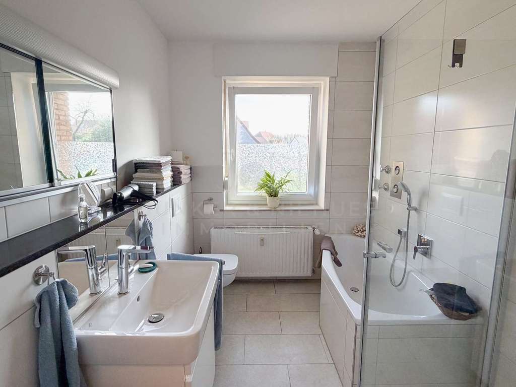 Immobilie in Steinhagen - Flexibles Wohnen in Steinhagen – Zweifamilienhaus mit großer Sonnenterrasse - Bild 2