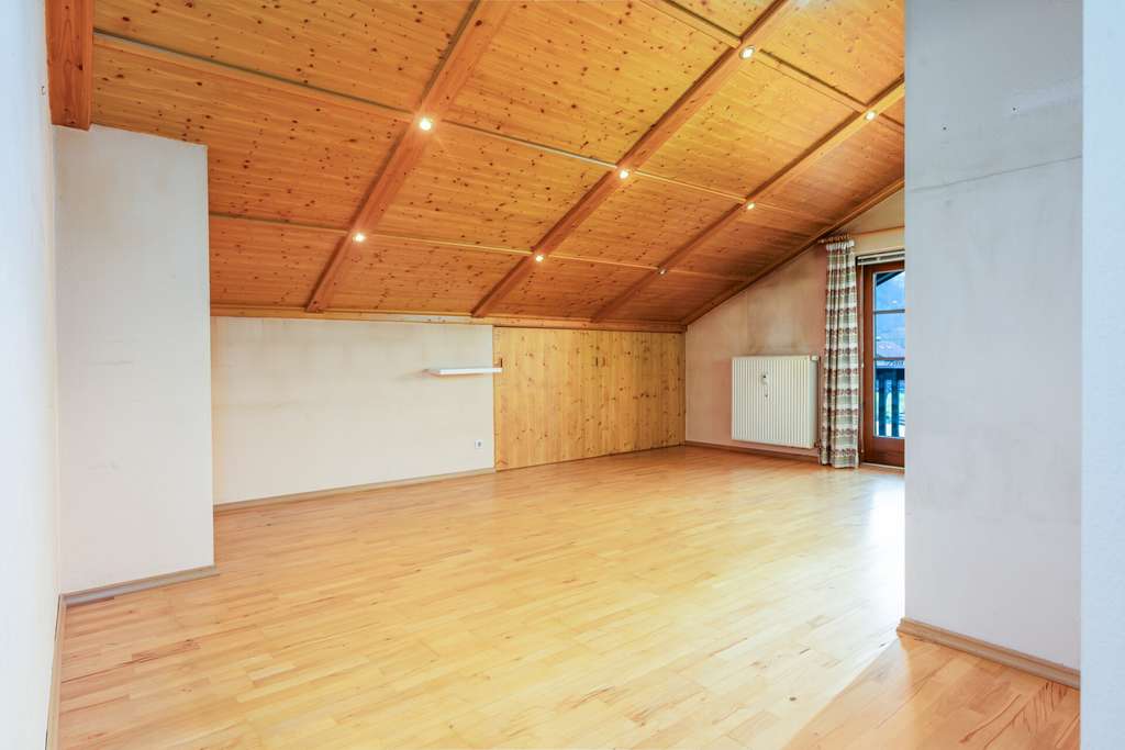 Immobilie in Mittenwald - 2-Zimmer-DG-Wohnung in Mittenwald mit Balkon & TG-Stellplatz, renovierungsbedürftig - Bild 3