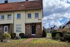 Kernsaniertes Reihenendhaus mit großem Garten und Garage – Krähenberg 14, 29225 Celle (Kreis) – Vorschaubild 1