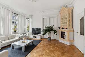 Altbauetage mit großem Balkon und Aufzug