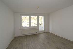 Großer Balkon... frisch renoviert... neuer Vinylbelag... – Zschopauer Straße 58B, 9111 Zentrum, Chemnitz – Vorschaubild 2