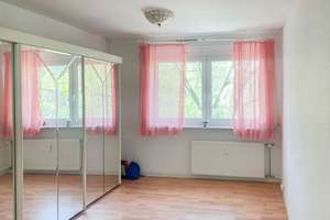 Bezugsfrei: Gut geschnittene 3-Zimmer-Wohnung mit grandioser Aussicht vom schönen Balkon – Die vollständige Adresse der Immobilie erhältst du vom Anbieter., 13051 Neu-Hohenschönhausen, Berlin – Vorschaubild 2