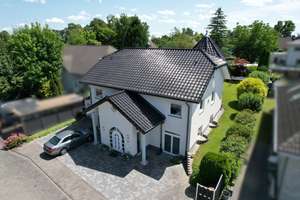 Wohnglück mit Stil: Gepflegtes Mehrgenerationenhaus mit Einliegerwohnung & Garten in Asbach – Die vollständige Adresse der Immobilie erhältst du vom Anbieter., 53567 Asbach – Vorschaubild 3