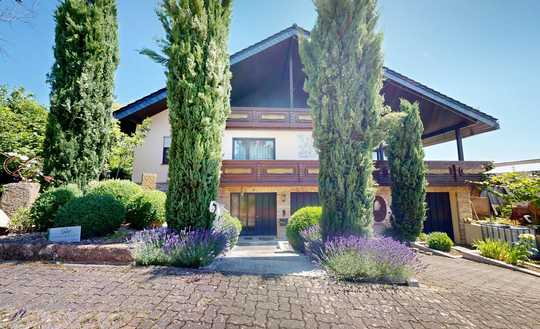 ~~ GERÄUMIGES WOHNHAUS MIT WINTERGARTEN, GARTEN, GROSSEM WEINKELLER UND AUSBAURESERVE ~~