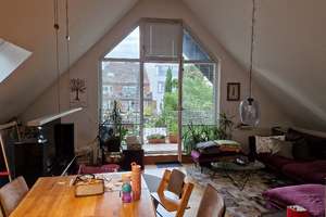 Wohnen im Grünen: 4-Zimmer-Dachgeschosswohnung in Düsseldorf-Unterrath