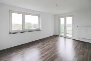 Einziehen & Ausblick genießen – Renovierte 2-Zimmer-Wohnung mit Fernsicht auf Erbbaugrund – Lübeck – Vorschaubild 3