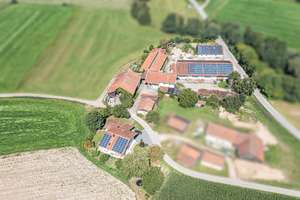 Weitläufiges Grundstück, Wohnhaus mit vielseitigen Hallen, Scheunen und PV-Power – Die vollständige Adresse der Immobilie erhältst du vom Anbieter., 93473 Arnschwang – Vorschaubild 3