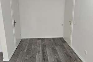 Frisch renovierte 4-Zimmer-Wohnung mit Balkon! – Spinozastr. 2, 45279 Freisenbruch, Essen – Vorschaubild 2