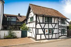 Wohnen im historischen Flair – Modernisiertes Fachwerkhaus mit L-förmiger Winkelhofanlage – Rhein-Sieg-Kreis – Vorschaubild 1