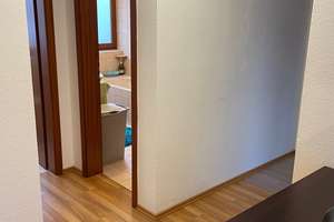 Helle 2-Zimmer-Dachgeschosswohnung mit Blick auf Stadtkirche – 73728 Innenstadt, Esslingen am Neckar – Vorschaubild 4