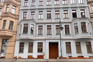 Wohnen in der Altstadt mit Aufzug und Balkon sowie Einbauküche.