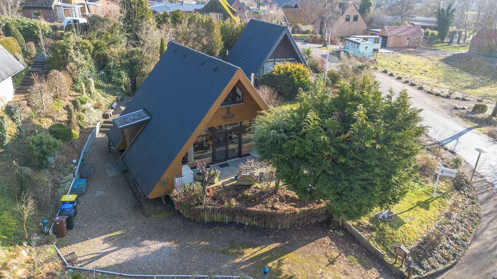 Immobilie in Bünsdorf - Zwischen See und Feld: Nurdachidylle in Bünsdorf am Wittensee auf attraktivem Eckgrundstück - Bild 2