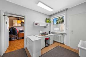 Sommer am Pool, Winter am Kamin und ein Gartenparadies für die ganze Familie. – Die vollständige Adresse der Immobilie erhältst du vom Anbieter., 89331 Burgau – Vorschaubild 23