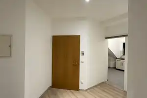 Frisch Renoviert - Dachgeschosswohnung in ruhiger Lage mit großzügigem Balkon und Tiefgaragenstellpl – München – Vorschaubild 7
