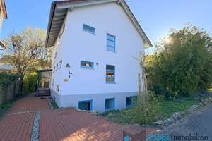Geräumiges Zweifamilienhaus mit Balkon, Garten und Carport – Die vollständige Adresse der Immobilie erhältst du vom Anbieter., 65779 Kelkheim (Taunus) – Vorschaubild 1