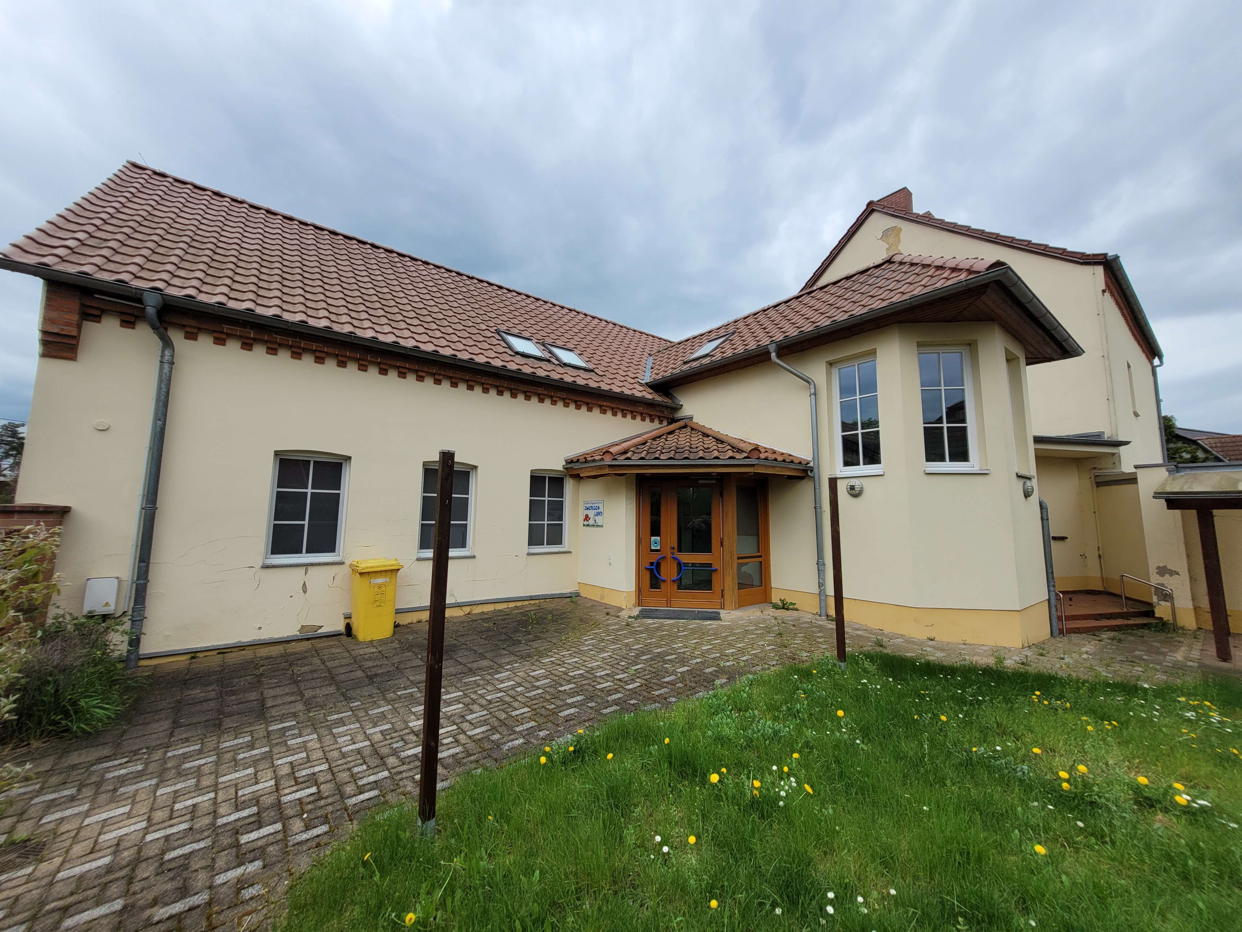 Ehemaliger Kindergarten mit separater Wohneinheit, Saalekreis – Bild 1