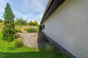 BUNGALOW MIT GROßEM GARTEN! Schwimmbad, Kamin und barrierefreier Zugang – Hochtaunuskreis – Vorschaubild 3