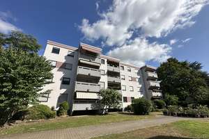 Sehr schöne und gepflegte Wohnung mit Loggia und Blick ins Grüne.