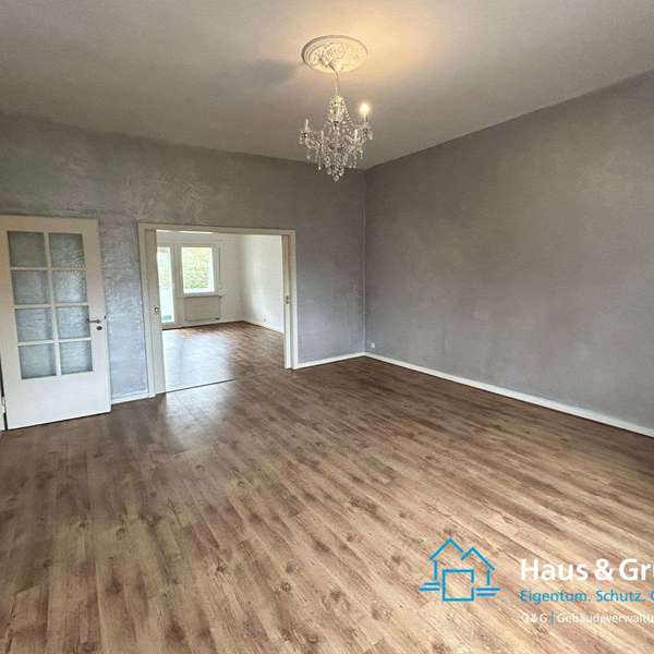 *** sehr schöne und große Altbau-3 Zimmer-Wohnung mit Balkon und Garage, Soers ***