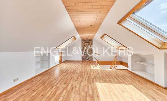 Bezugsfrei: 3,5 Zimmer Wohnung mit Süd-Dachterrasse, Garage & Stellplatz!